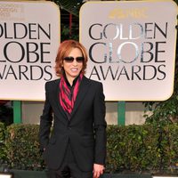 Yoshiki en la alfombra roja de los Globos de Oro 2012