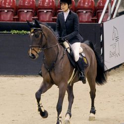 Carlota Casiraghi participando en el concurso de saltos CSI Basel de Suiza