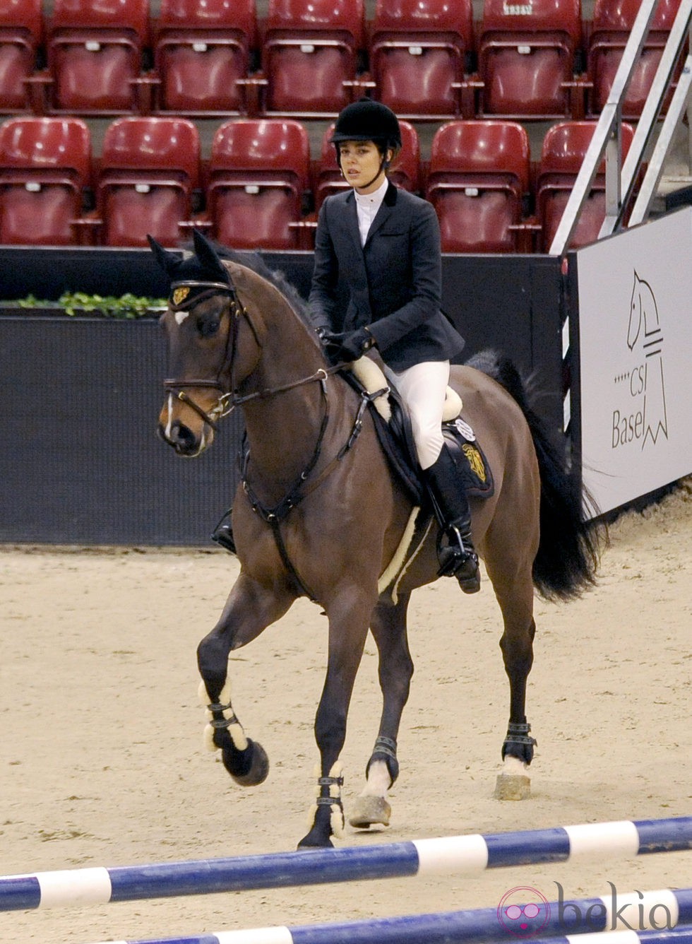 Carlota Casiraghi participando en el concurso de saltos CSI Basel de Suiza