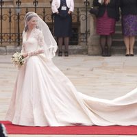 Pippa Middleton ayuda a su hermana la Duquesa de Cambridge con el vestido de novia