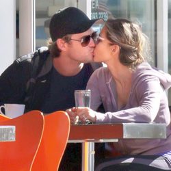 Elsa Pataky y Chris Hemsworth besándose