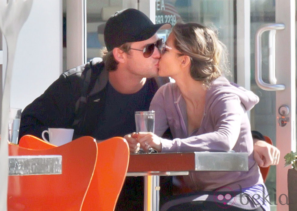 Elsa Pataky y Chris Hemsworth besándose