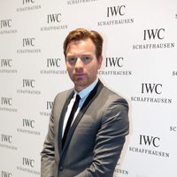 Ewan McGregor en el salón de la relojería de lujo en Ginebra