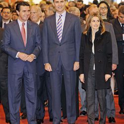 Los Príncipes de Asturias y el ministro de Industria en la inauguración de Fitur