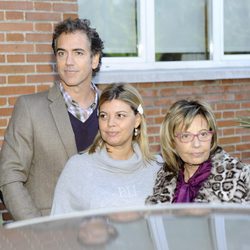 Terelu Campos sale del hospital con Carlos Pombo y María Teresa Campos