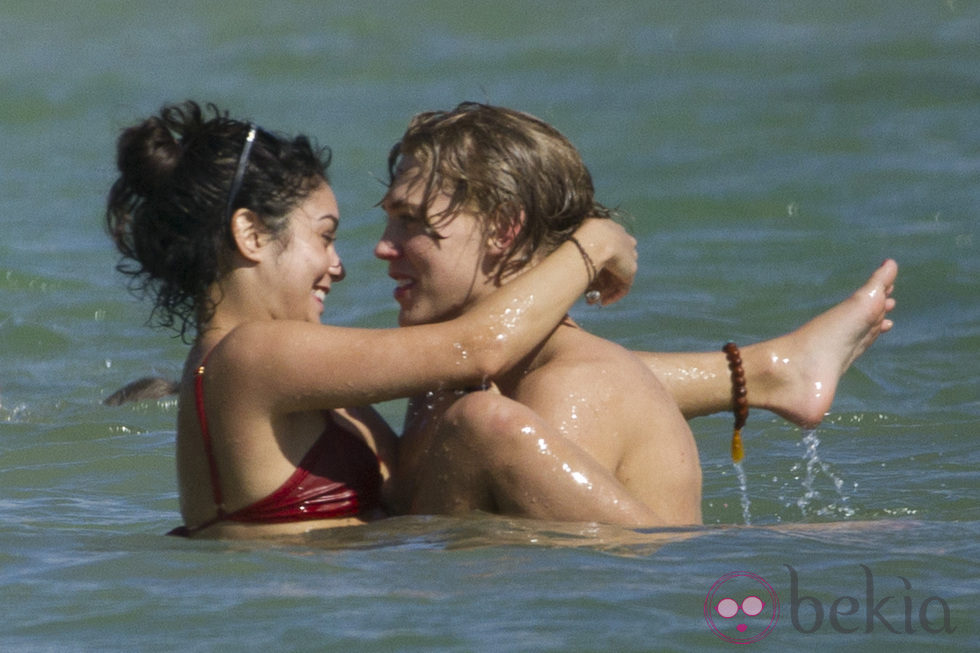 Vanessa Hudgens y Austin Butler, pasión en Hawai