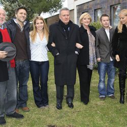 Carlos Larrañaga con el reparto de 'Farmacia de Guardia'