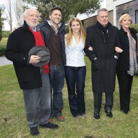 Carlos Larrañaga con el reparto de 'Farmacia de Guardia'