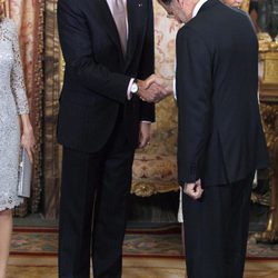 Mariano Rajoy hace la reverencia al Príncipe Felipe en la cena de gala al presidente de Perú