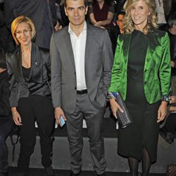 Rosa Díez, Toni Cantó y Cristina Garmendia en el desfile de Devota y Lomba en Fashion Week Madrid