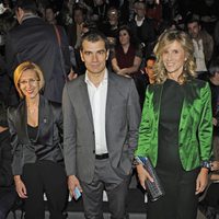 Rosa Díez, Toni Cantó y Cristina Garmendia en el desfile de Devota y Lomba en Fashion Week Madrid