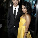 Austin Butler y Vanessa Hudgens en el estreno de 'Viaje al centro de la tierra 2' en Los Ángeles