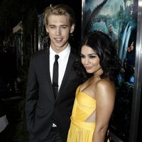 Austin Butler y Vanessa Hudgens en el estreno de 'Viaje al centro de la tierra 2' en Los Ángeles