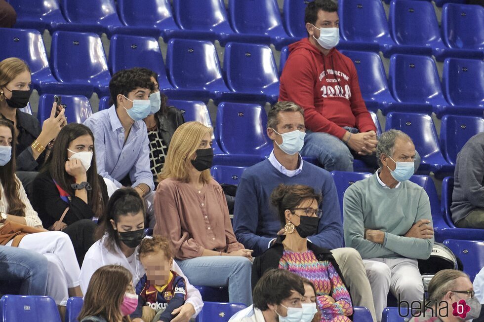 La Infanta Cristina e Iñaki Urdangarin con Irene Urdangarin en el debut de Pablo Urdangarin en el Barça de Balonmano