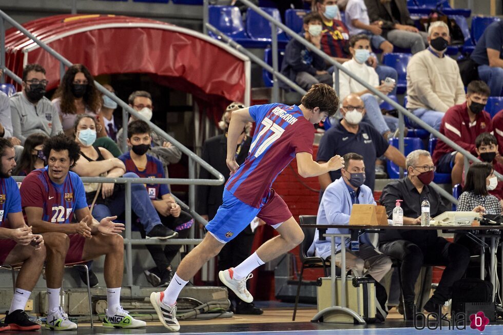 Pablo Urdangarin en su debut con el Barça de Balonmano con el dorsal 77