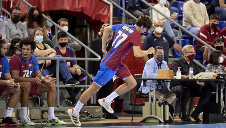 Pablo Urdangarin en su debut con el Barça de Balonmano con el dorsal 77