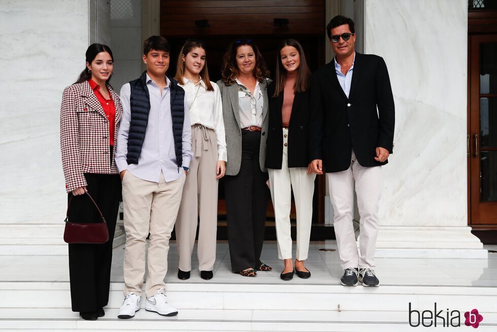 Alexia de Grecia y Carlos Morales con sus hijos en el almuerzo posterior a la boda de Felipe de Grecia y Nina Flohr