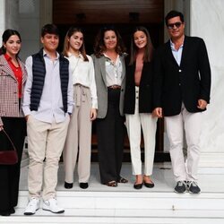 Alexia de Grecia y Carlos Morales con sus hijos en el almuerzo posterior a la boda de Felipe de Grecia y Nina Flohr