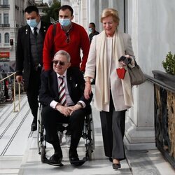 Constantino y Ana María de Grecia en el almuerzo posterior a la boda de Felipe de Grecia y Nina Flohr