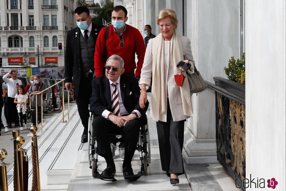 Constantino y Ana María de Grecia en el almuerzo posterior a la boda de Felipe de Grecia y Nina Flohr