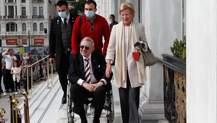 Constantino y Ana María de Grecia en el almuerzo posterior a la boda de Felipe de Grecia y Nina Flohr