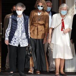 Irene de Grecia, la Infanta Elena, Tatiana Radziwill y Jean Henri Fruchaud en el almuerzo posterior a la boda de Felipe de Grecia y Nina Flohr