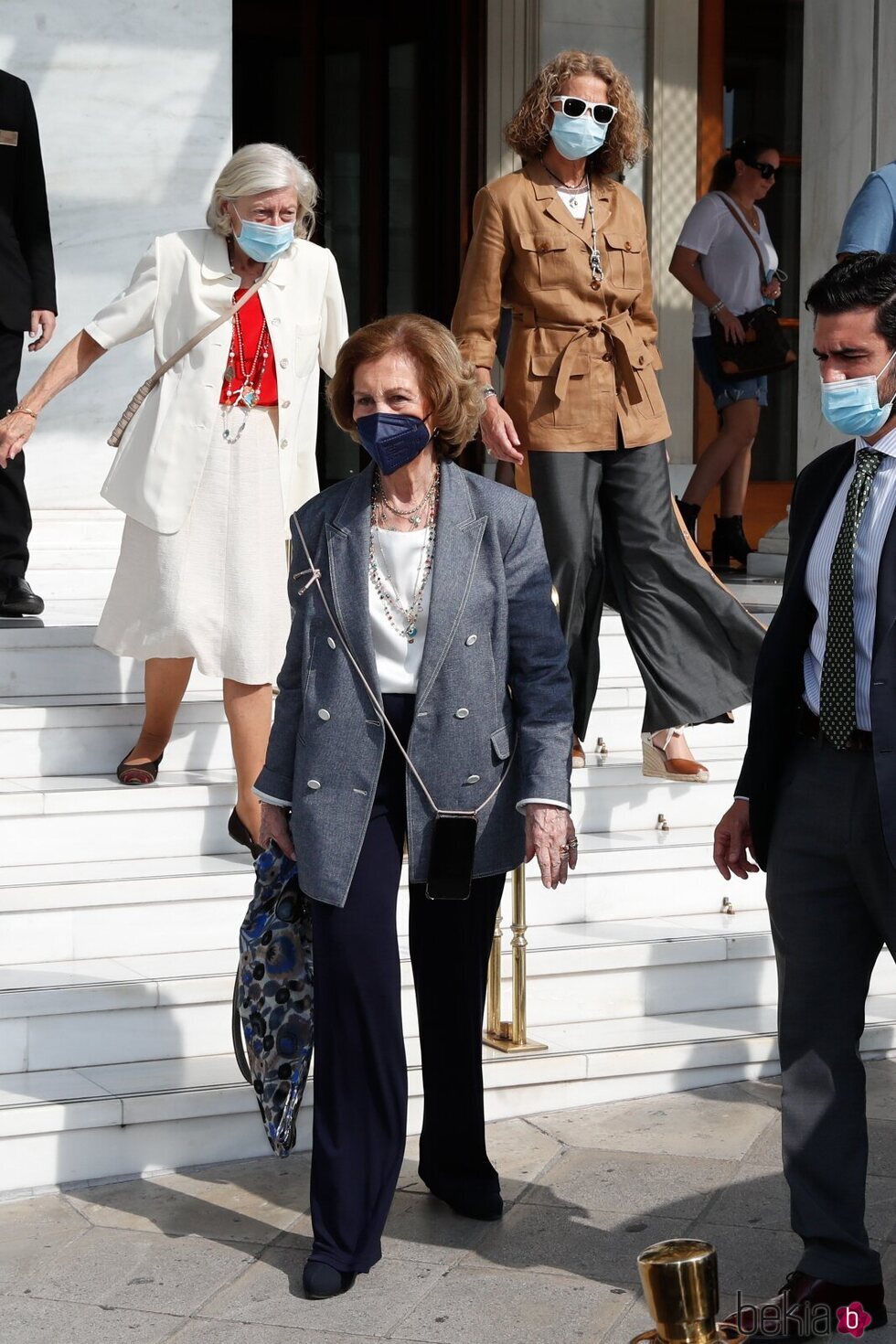 La Reina Sofía, la Infanta Elena y Tatiana Radziwill en el almuerzo posterior a la boda de Felipe de Grecia y Nina Flohr