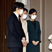 Mako de Japón se despide de sus padres y su hermana Kako de Japón antes de su boda con Kei Komuro