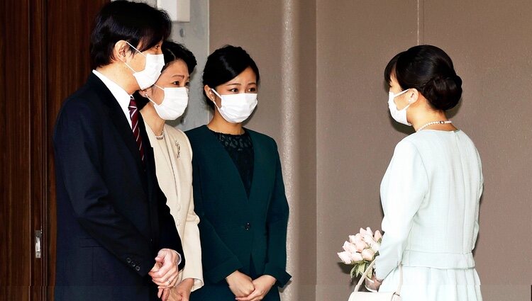 Mako de Japón se despide de sus padres y su hermana Kako de Japón antes de su boda con Kei Komuro