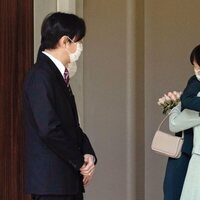 Mako y Kako de Japón se despiden con un tierno abrazo antes de la boda de Mako de Japón y Kei Komuro