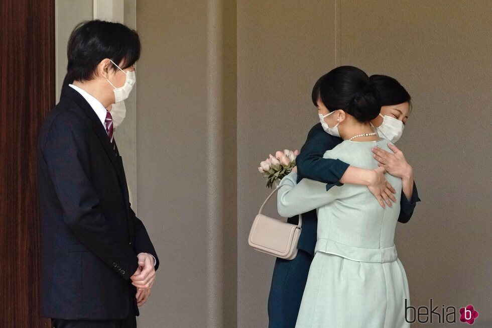 Mako y Kako de Japón se despiden con un tierno abrazo antes de la boda de Mako de Japón y Kei Komuro