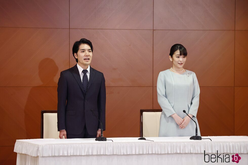 Mako de Japón y Kei Komuro en la rueda de prensa que concedieron tras su boda