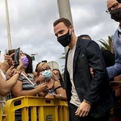 Kerem Bürsin saludando a sus fans en Gran Canaria