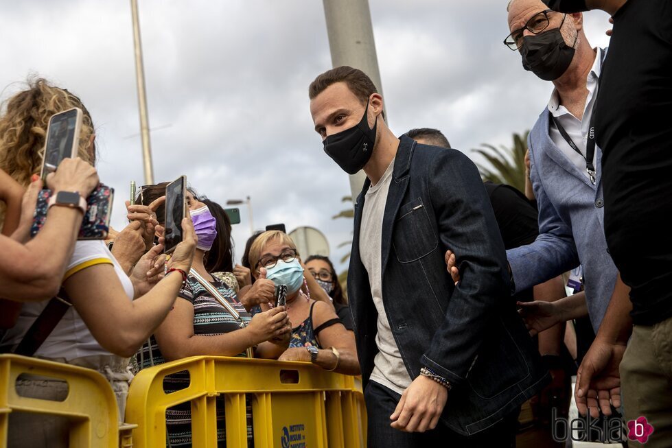 Kerem Bürsin saludando a sus fans en Gran Canaria