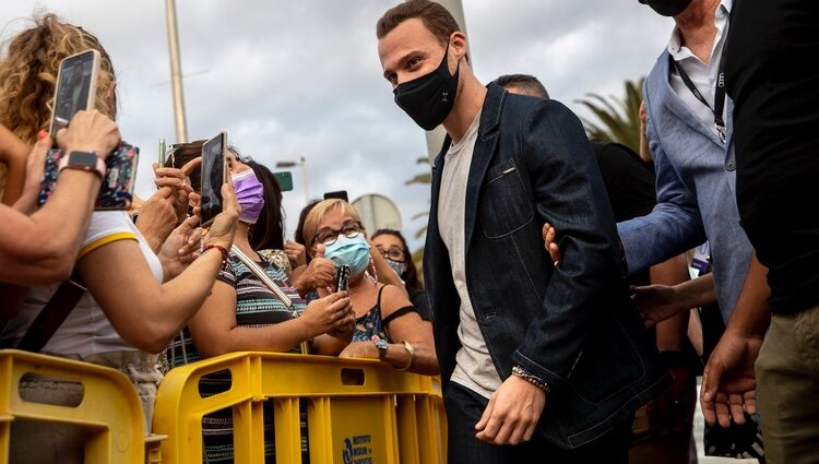 Kerem Bürsin saludando a sus fans en Gran Canaria