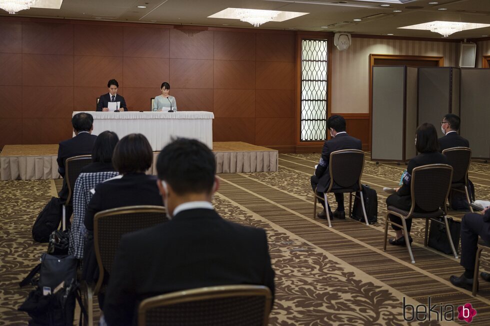 Mako y Kei Komuro en la conferencia de prensa que ofrecieron tras su boda