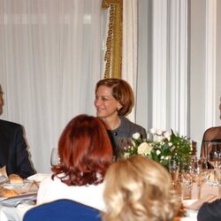 Los Reyes Felipe y Letizia con Anne Applebaum en la entrega del Premio Francisco Cerecedo a Anne Applebaum