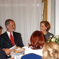 Los Reyes Felipe y Letizia con Anne Applebaum en la entrega del Premio Francisco Cerecedo a Anne Applebaum