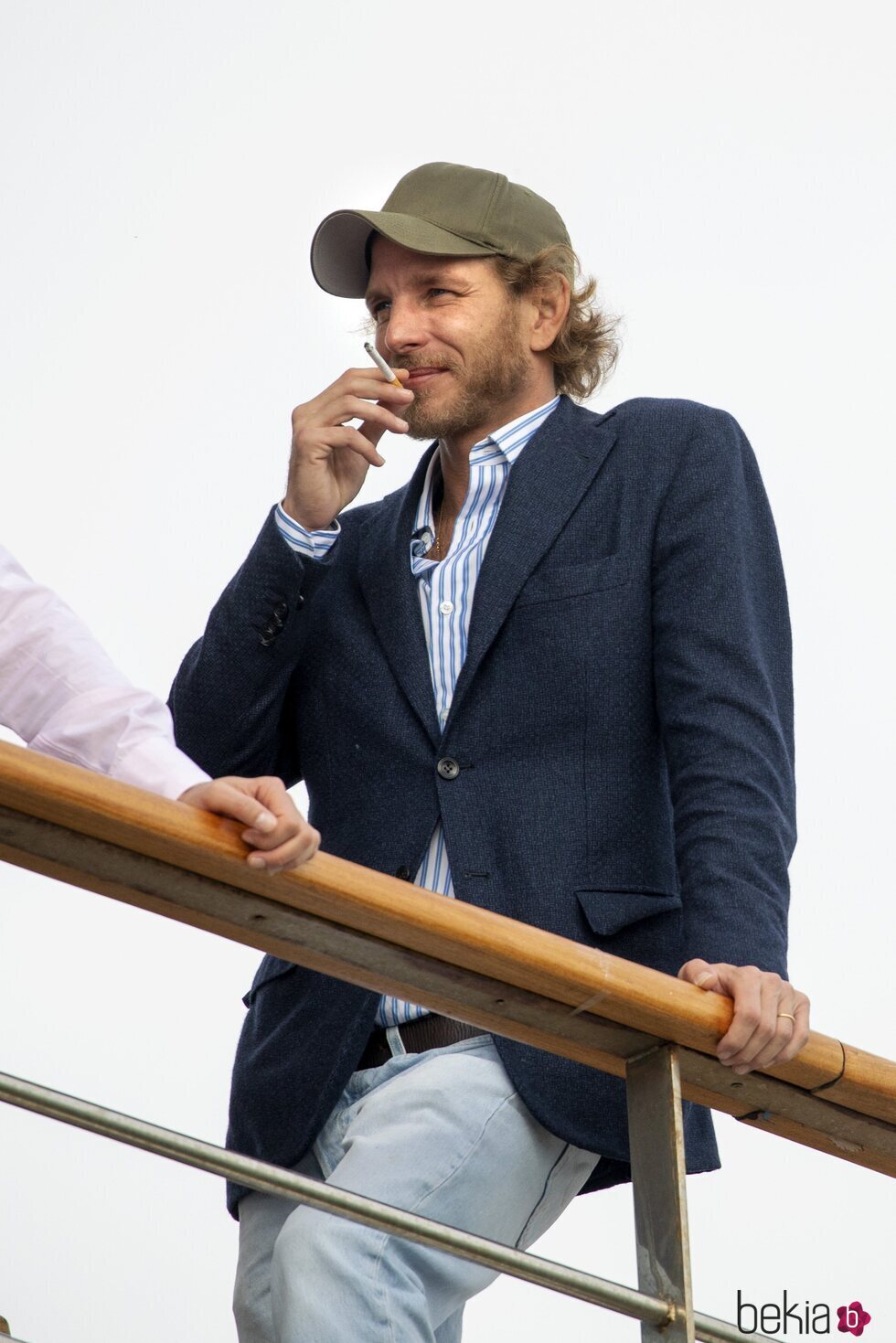 Andrea Casiraghi fumando en el almuerzo posterior a la boda de Felipe de Grecia y Nina Flohr