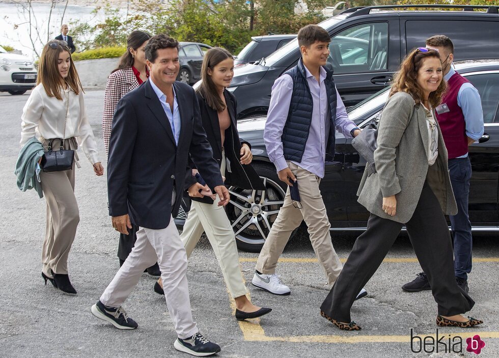 Alexia de Grecia y Carlos Morales con sus cuatro hijos en el almuerzo posterior a la boda de Felipe de Grecia y Nina Flohr