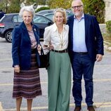 Benedicta de Dinamarca, Alexandra zu Sayn-Wittgenstein y Michael Ahlefeldt-Laurvig-Bille en el almuerzo posterior a la boda de Felipe de Grecia y Nina Floh