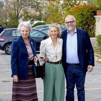 Benedicta de Dinamarca, Alexandra zu Sayn-Wittgenstein y Michael Ahlefeldt-Laurvig-Bille en el almuerzo posterior a la boda de Felipe de Grecia y Nina Floh