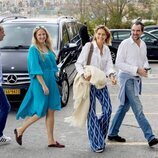 Theodora de Grecia, Nicolás y Tatiana de Grecia en el almuerzo posterior a la boda de Felipe de Grecia y Nina Flohr