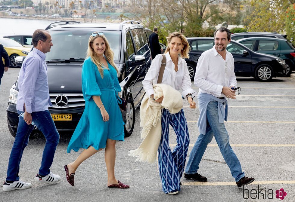 Theodora de Grecia, Nicolás y Tatiana de Grecia en el almuerzo posterior a la boda de Felipe de Grecia y Nina Flohr