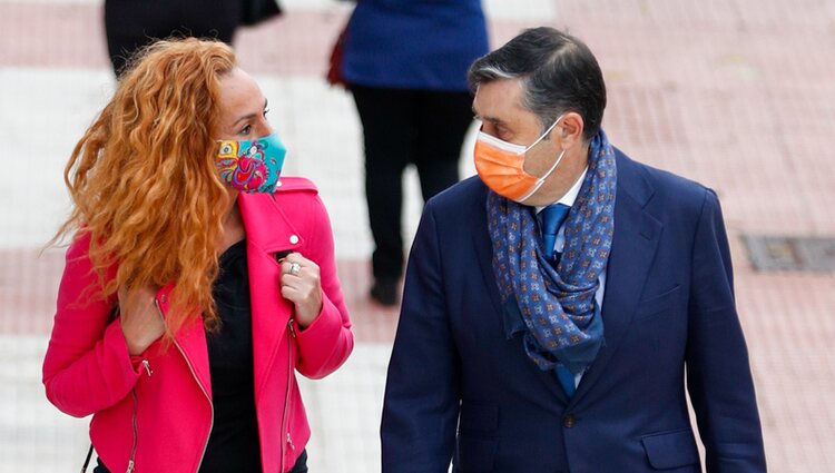 Rocío Carrasco junto a su abogado llegando a los juzgados para entregar los documentos de Rocío Jurado a Gloria Camila