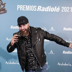 Kiko Rivera posa divertido con su galardón en los Premios Radiolé 2021