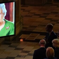 El Príncipe Carlos y Camilla Parker y el Príncipe Guillermo y Kate Middleton escuchan el mensaje de la Reina Isabel en la COP26