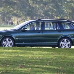 La Reina Isabel al volante de su coche a los 95 años