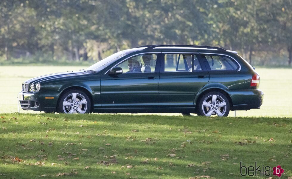 La Reina Isabel al volante de su coche a los 95 años