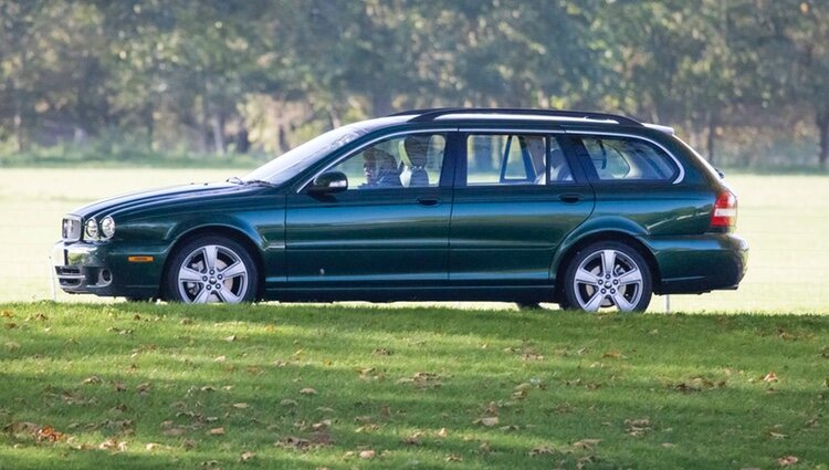 La Reina Isabel al volante de su coche a los 95 años